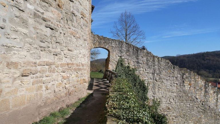 Burg Creuzburg: A Romanesque Hilltop Castle and Administrative Centre in Germany