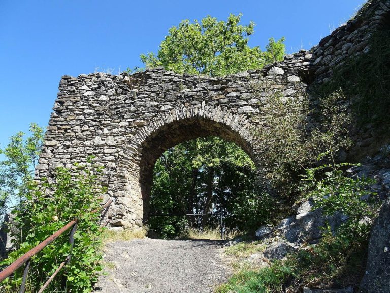 Andělská Hora Castle: A Gothic Hilltop Fortress in Czechia