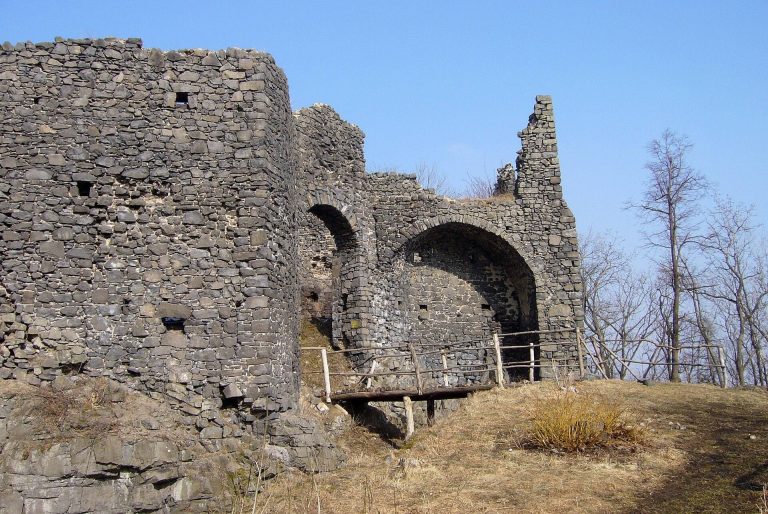 Šumburk: A Gothic Castle Ruin in Czechia
