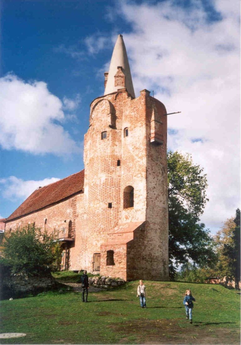 Klempenow Castle: A Medieval Pomeranian Fortress and Administrative Estate