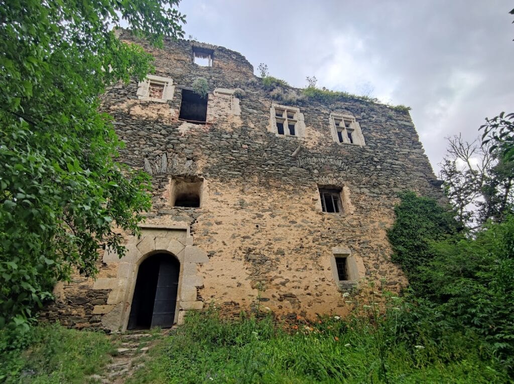 Nový Hrádek: A Gothic Castle Ruin in Czechia 3 Nový Hrádek