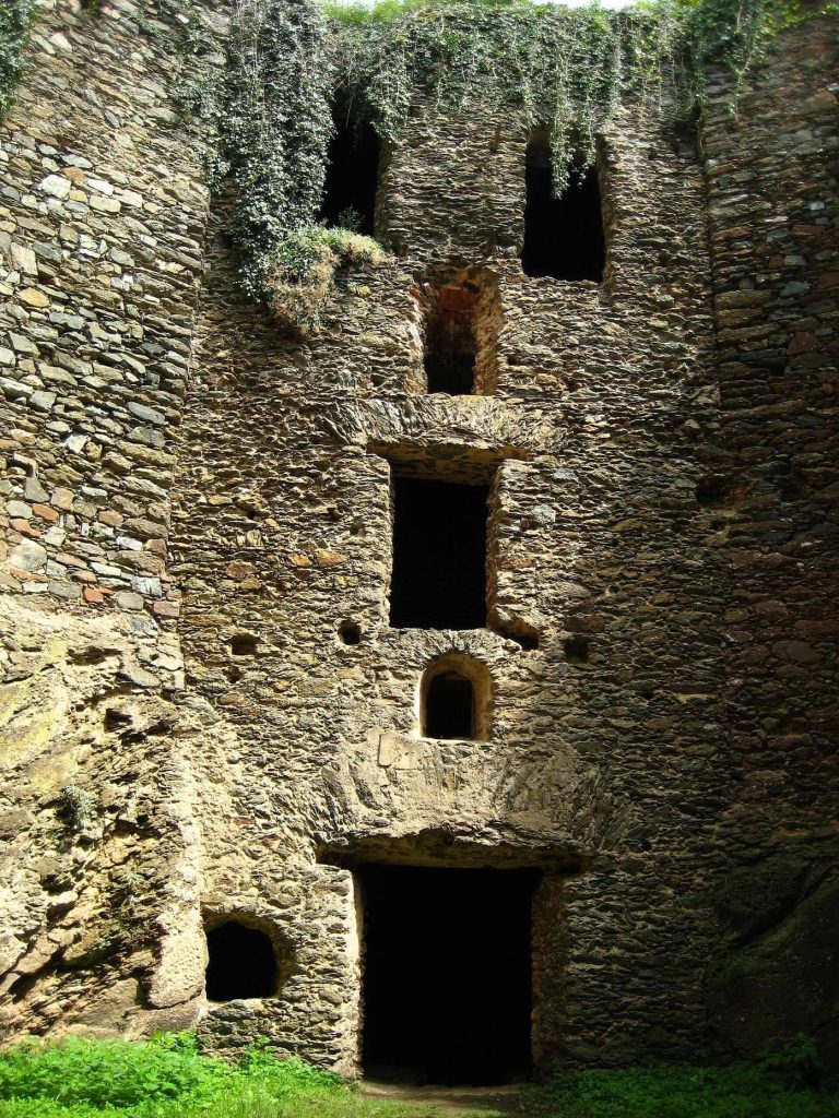 Nový Hrádek: A Gothic Castle Ruin in Czechia