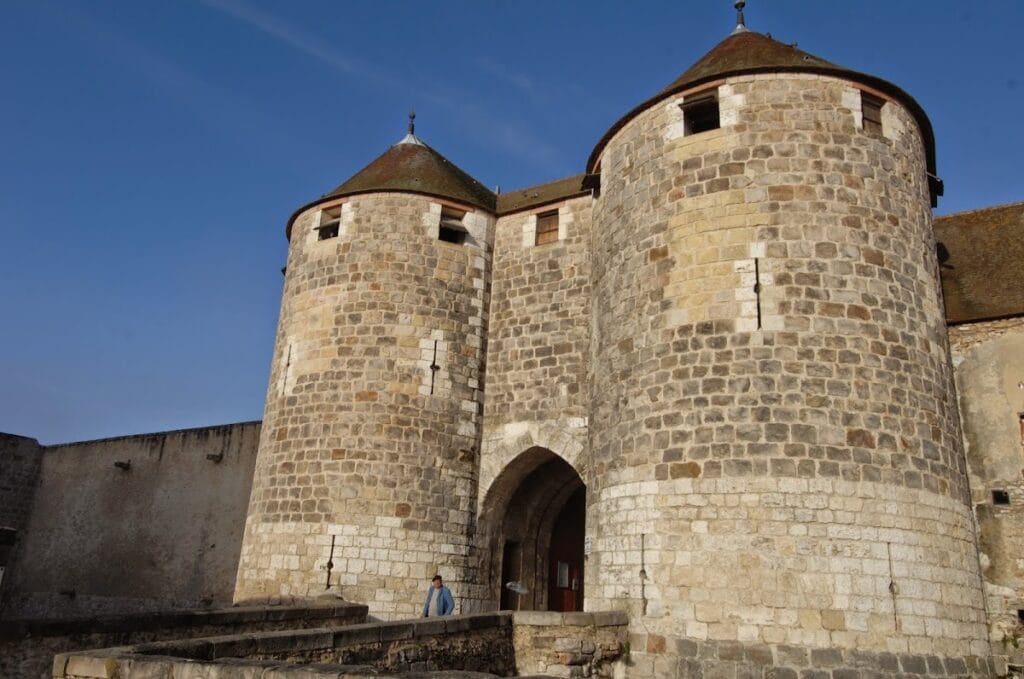 Château de Dourdan: Medieval Royal Fortress and Museum 1 Château de Dourdan