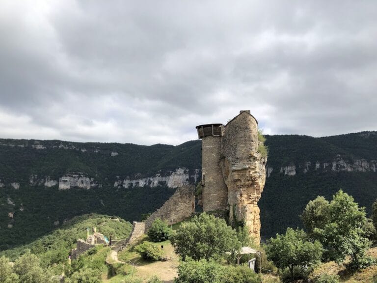 Château de Peyrelade: A Medieval Fortress in Rivière-sur-Tarn, France