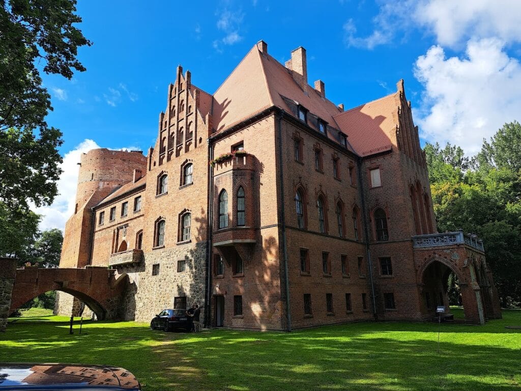 Pęzino Castle: A Medieval Residential-Defensive Castle in Poland 1 Pęzino Castle
