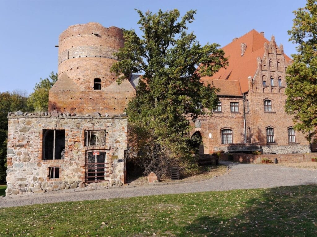 Pęzino Castle: A Medieval Residential-Defensive Castle in Poland 3 Pęzino Castle