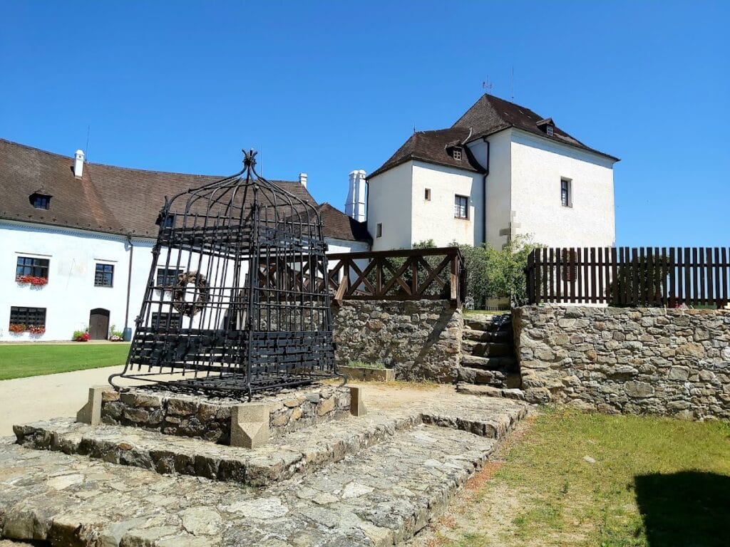 Nóve Hrady Castle: A Medieval Gothic Fortress in the Czech Republic 6 Nóve Hrady Castle
