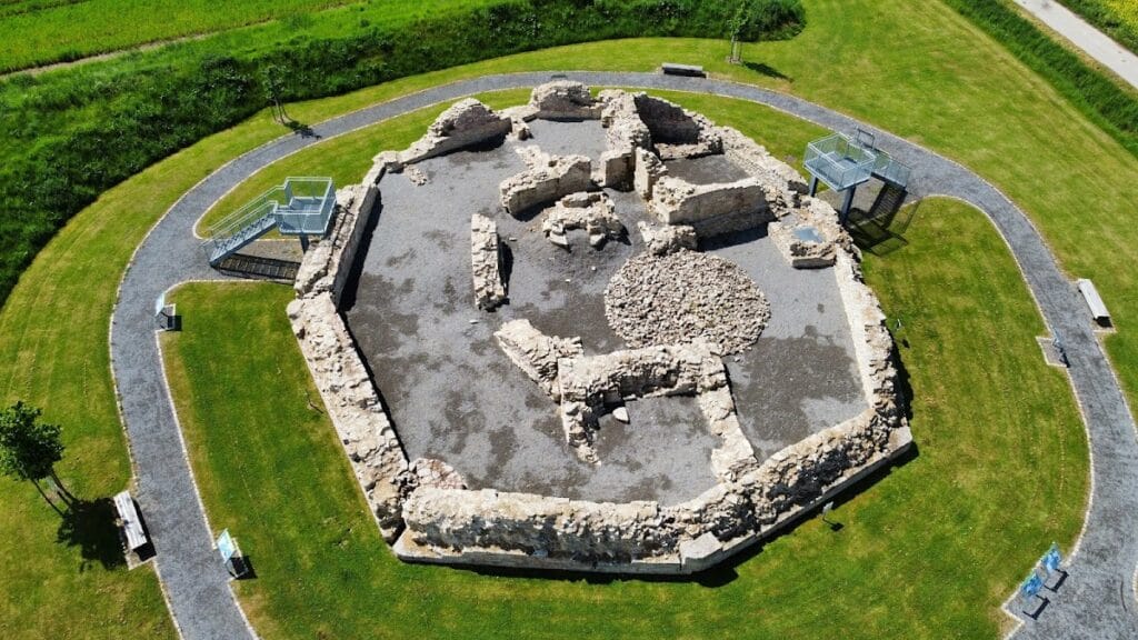 Holsterburg: An Octagonal Staufer-Period Castle in Germany 4 Holsterburg