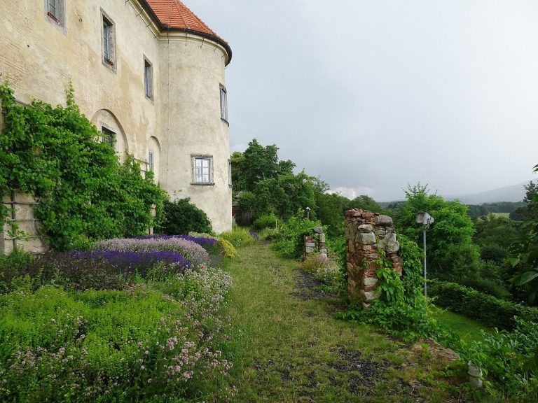 Grabštejn: A Gothic Castle and Renaissance Chateau in Czechia