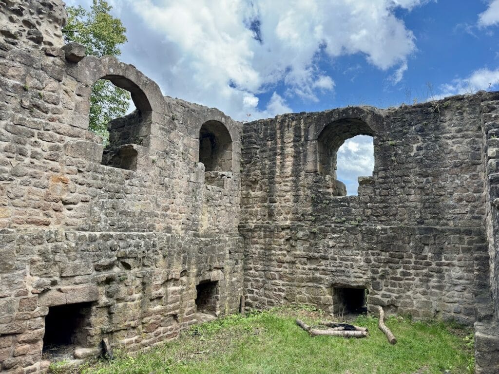 Hagueneck Castle: A Ruined Medieval Castle in France 3 Château de Hagueneck