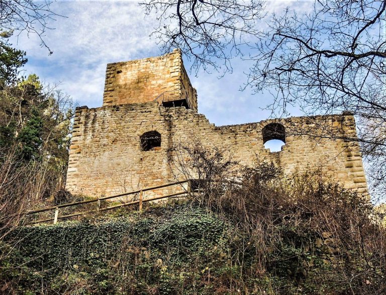 Hagueneck Castle: A Ruined Medieval Castle in France