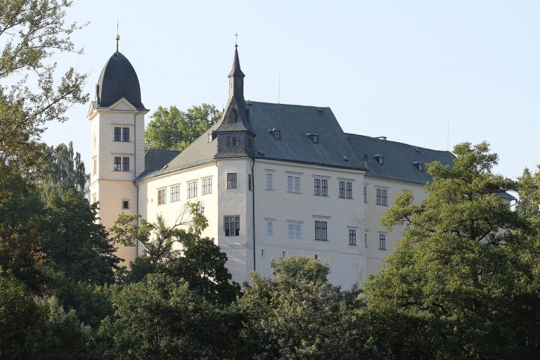 Hrubý Rohozec: A Medieval Castle Transformed into a Chateau