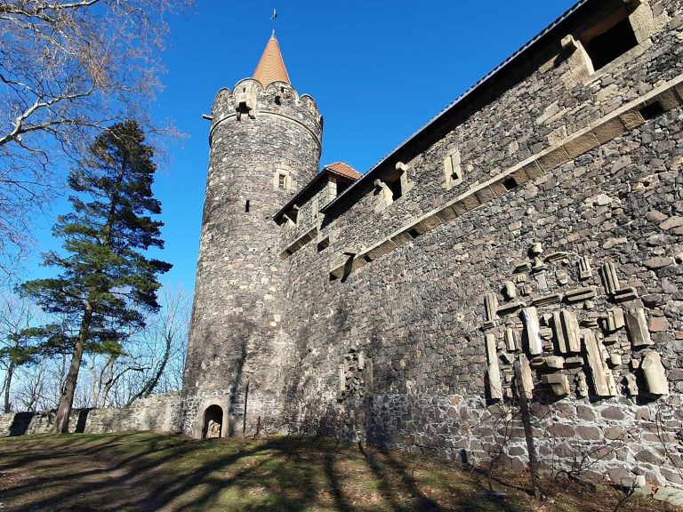 Grodziec Castle: A Late Gothic Fortress and Ducal Residence in Poland