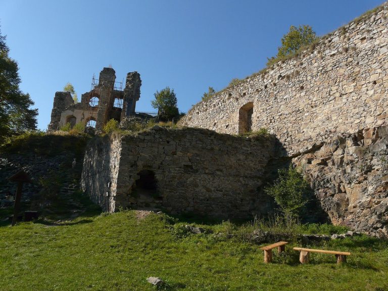 Dívčí kámen: A Gothic Rožmberk Castle Ruin in Czechia