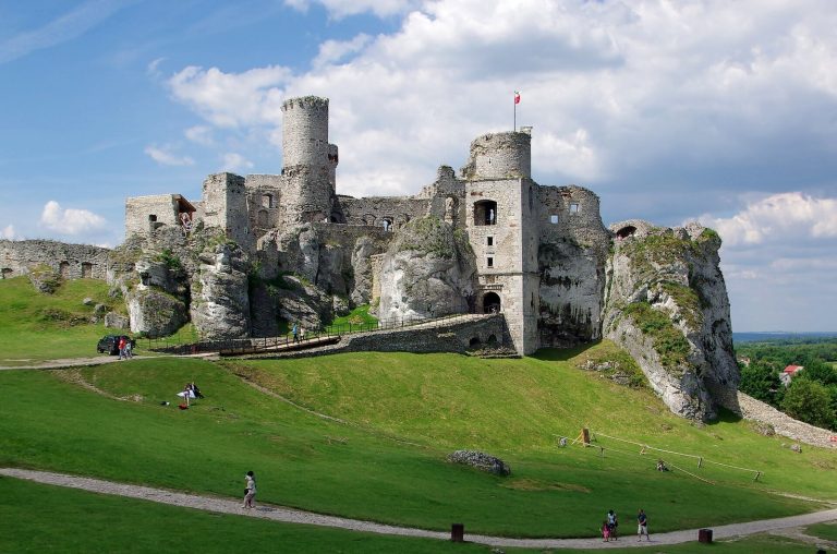 Ogrodzieniec Castle: A Medieval Fortress and Renaissance Residence in Poland