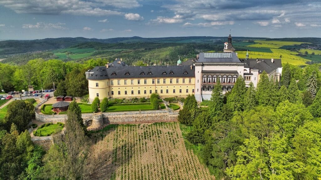 Zbiroh Castle: A Medieval Fortress and Neo-Renaissance Chateau in Czechia 1 Zbiroh Castle
