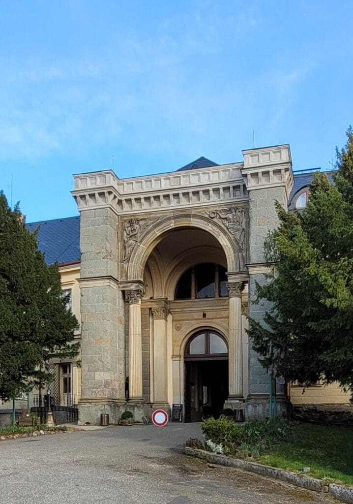 Zbiroh Castle: A Medieval Fortress and Neo-Renaissance Chateau in Czechia 5 Zbiroh Castle