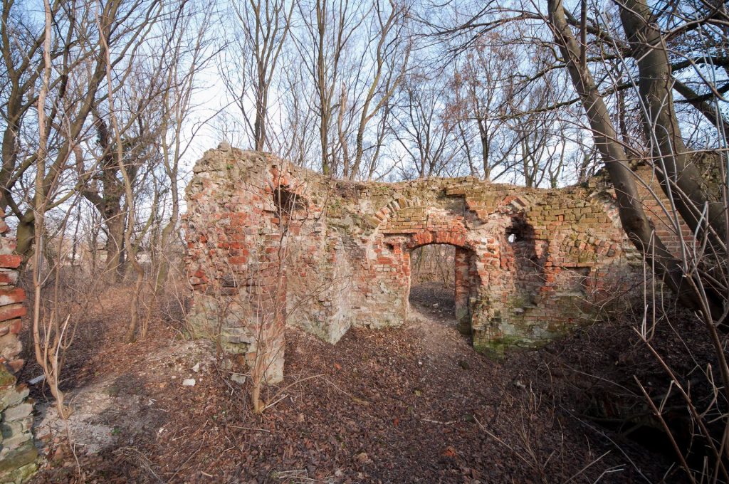 Castle in Jelcz-Laskowice: A Medieval Water Castle in Poland 1 Castle in Jelcz-Laskowice