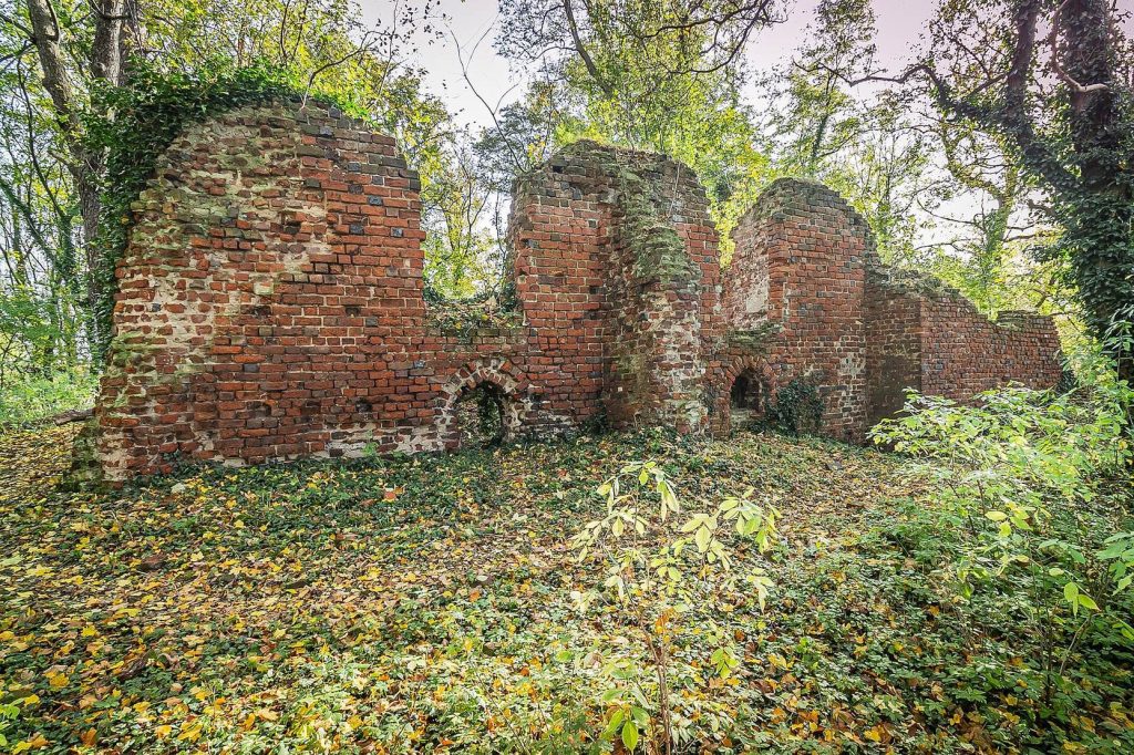 Castle in Jelcz-Laskowice: A Medieval Water Castle in Poland 2 Castle in Jelcz-Laskowice