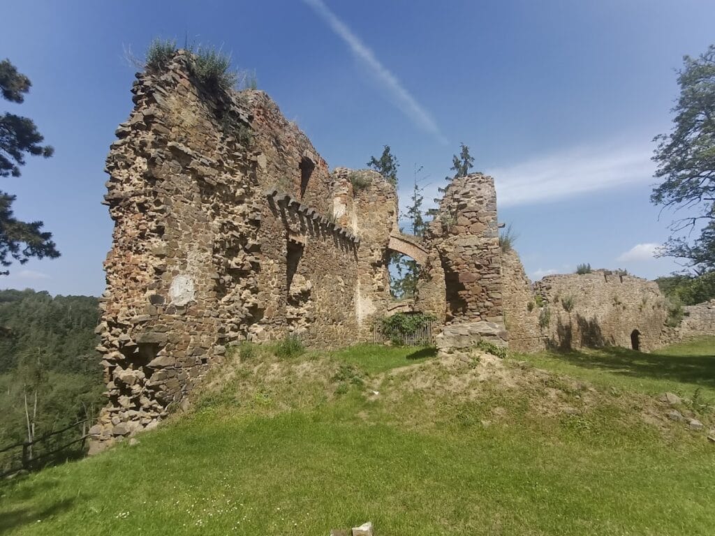 Žumberk Castle: A Medieval and Renaissance Fortress in Czechia 1 Žumberk Castle
