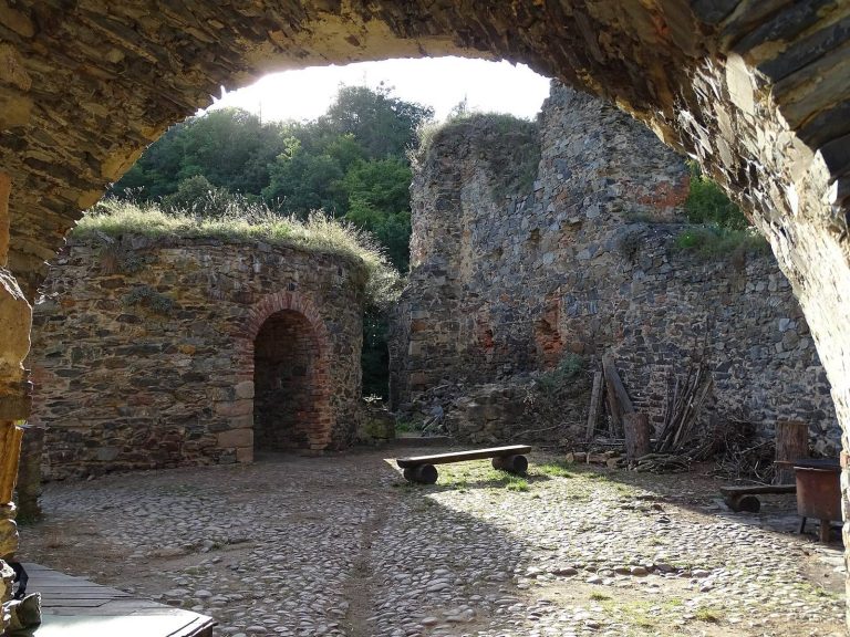 Castle Krašov: A Medieval Gothic Castle in Czechia