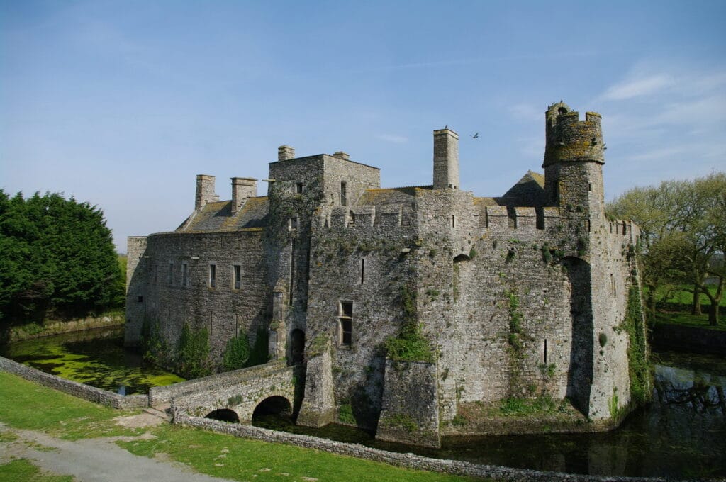 Château de Pirou: A Medieval Fortified Castle in France 1 Château de Pirou