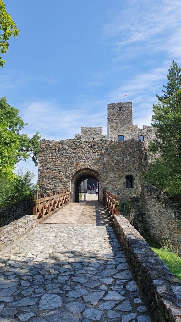 Strečno Castle: A Medieval Fortress Above the Váh River in Slovakia 3 Strečno Castle