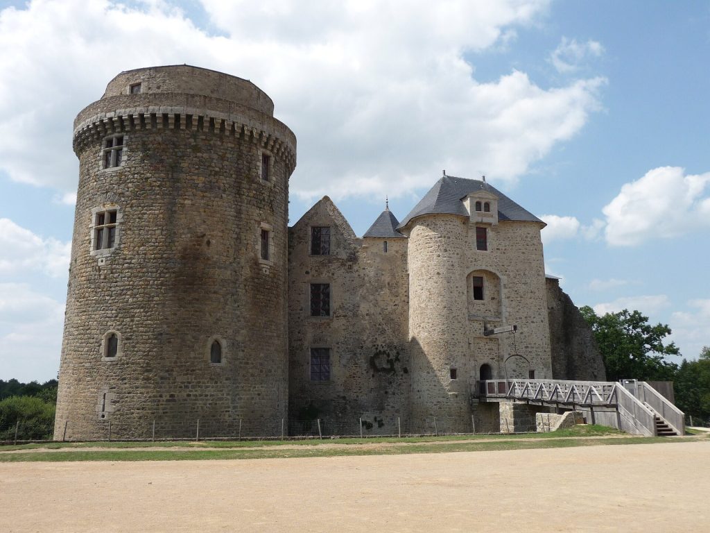 Château de Saint-Mesmin: A Medieval Fortress in France 1 Château de Saint-Mesmin