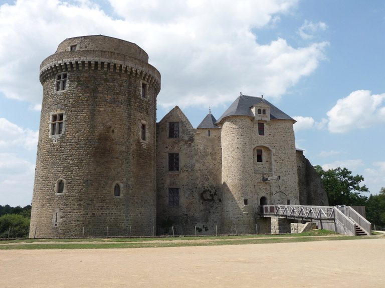 Château de Saint-Mesmin: A Medieval Fortress in France