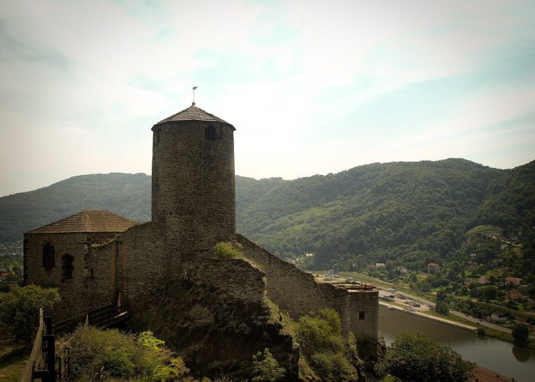 Střekov Castle: A Medieval Fortress Above the Elbe in Czechia