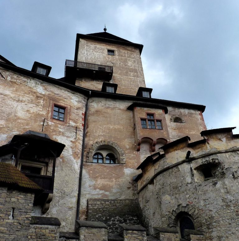 Orava Castle: Medieval Frontier Fortress and Regional Administrative Center in Slovakia
