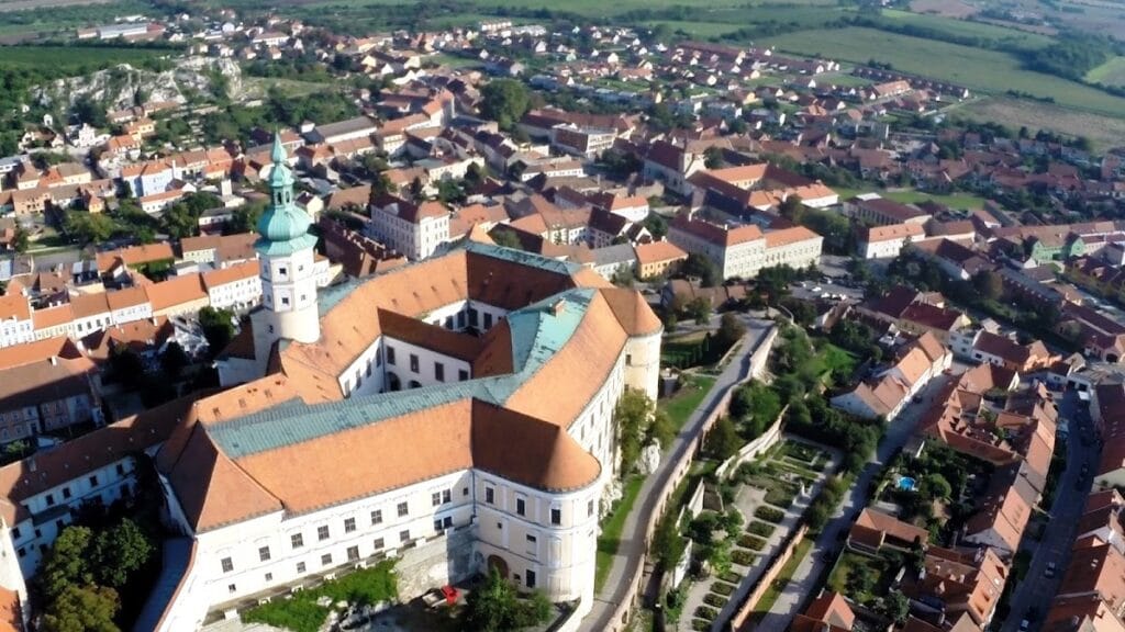 Mikulov Castle: A Baroque Castle and Regional Museum in Czechia 1 Mikulov Castle