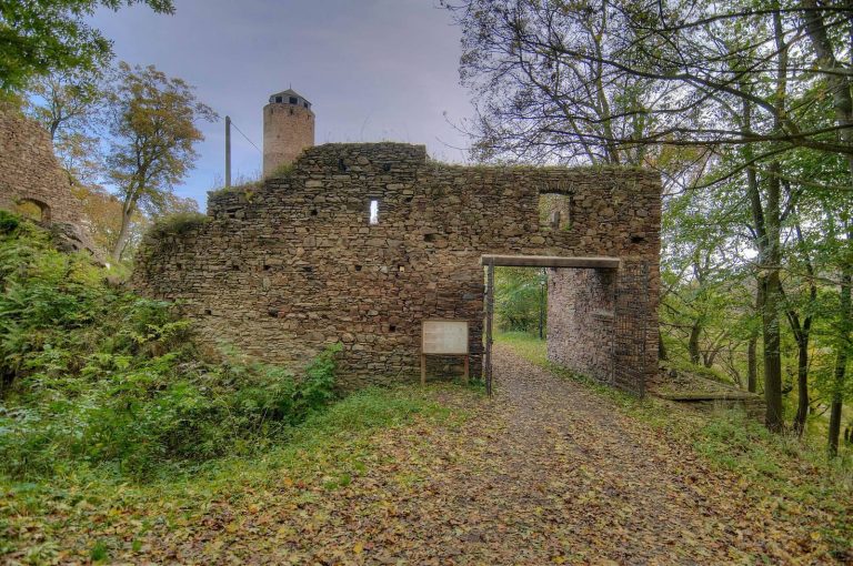 Hasištejn Castle: A Gothic Fortress and Humanist Residence in Czechia
