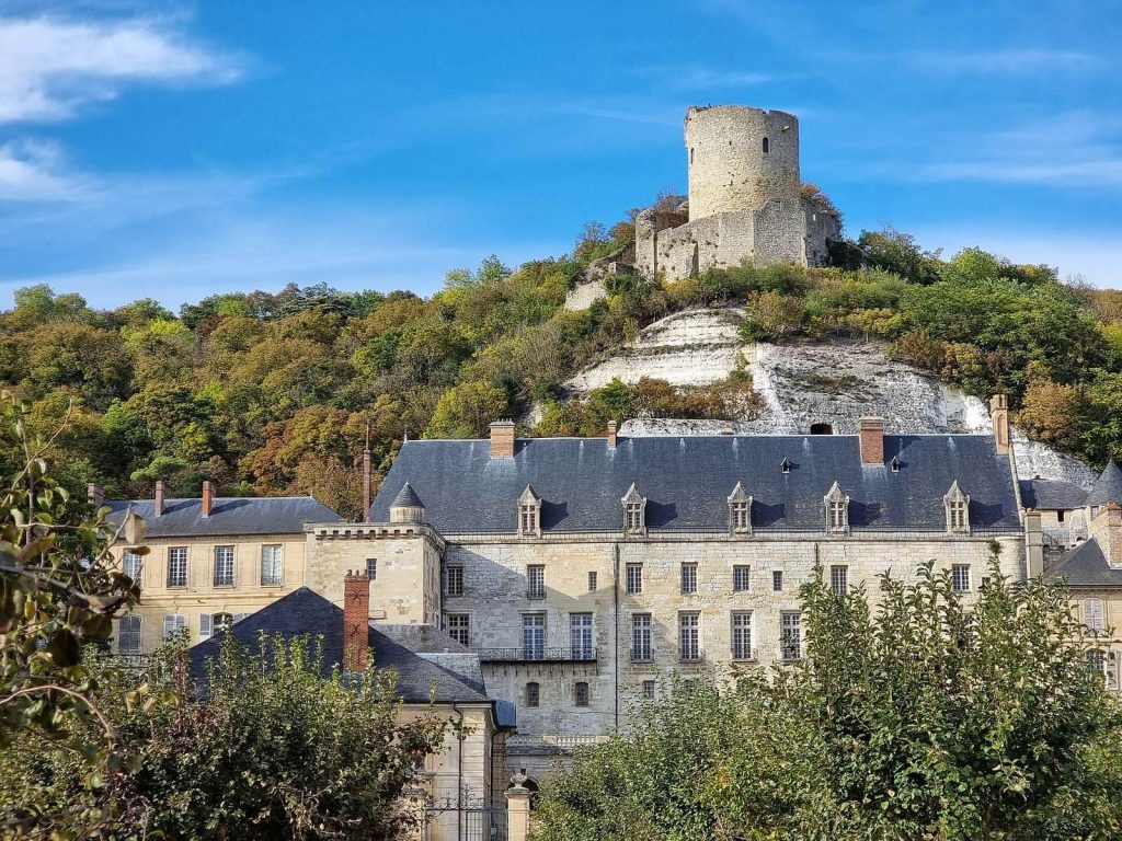 Castle of La Roche-Guyon: A Medieval Fortress and Aristocratic Residence in France 2 Castle of La Roche-Guyon