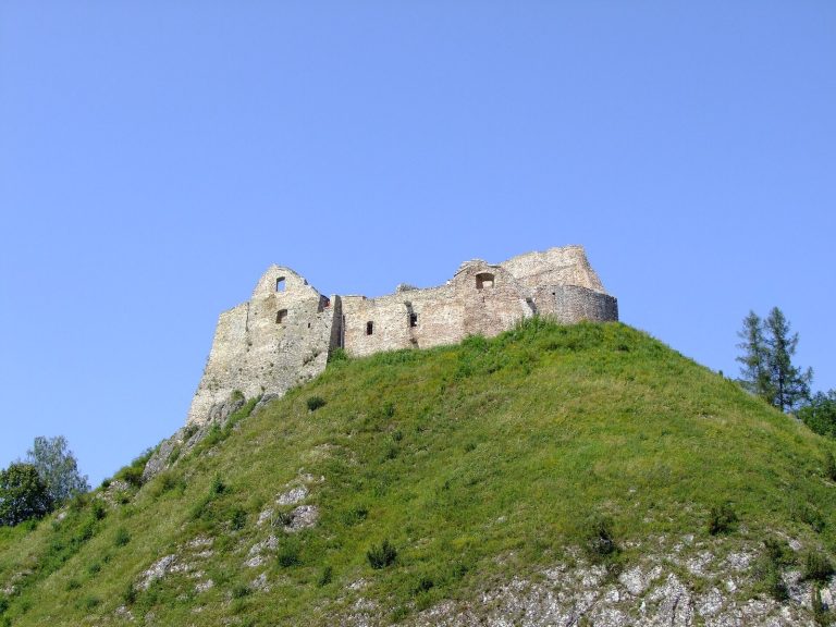 Czorsztyn Castle: A Medieval Border Fortress in Poland