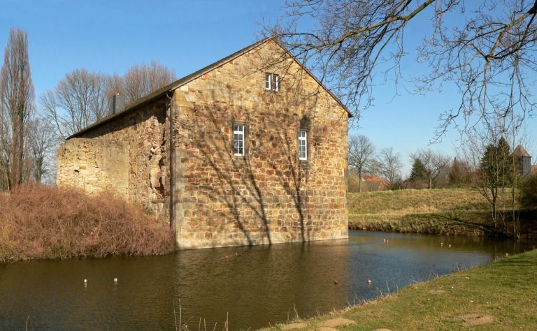 Schloss Rodenberg: A Medieval Water Castle and Renaissance Palace Complex in Germany