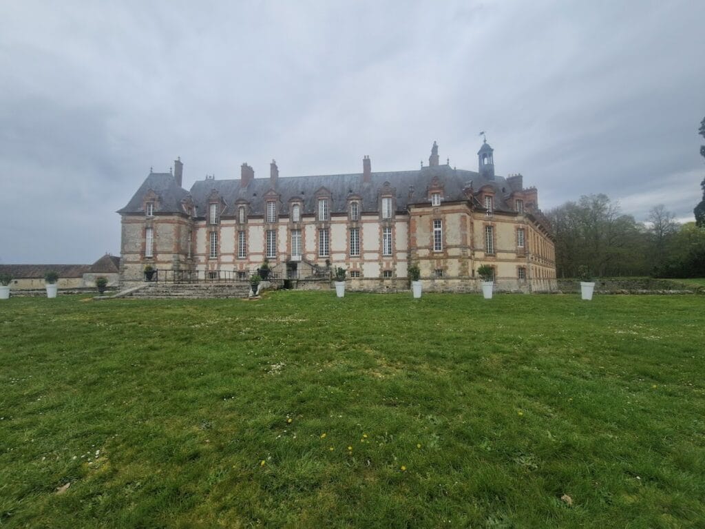 Château de Neuville: A Sixteenth-Century Estate in France 1 Château de Neuville