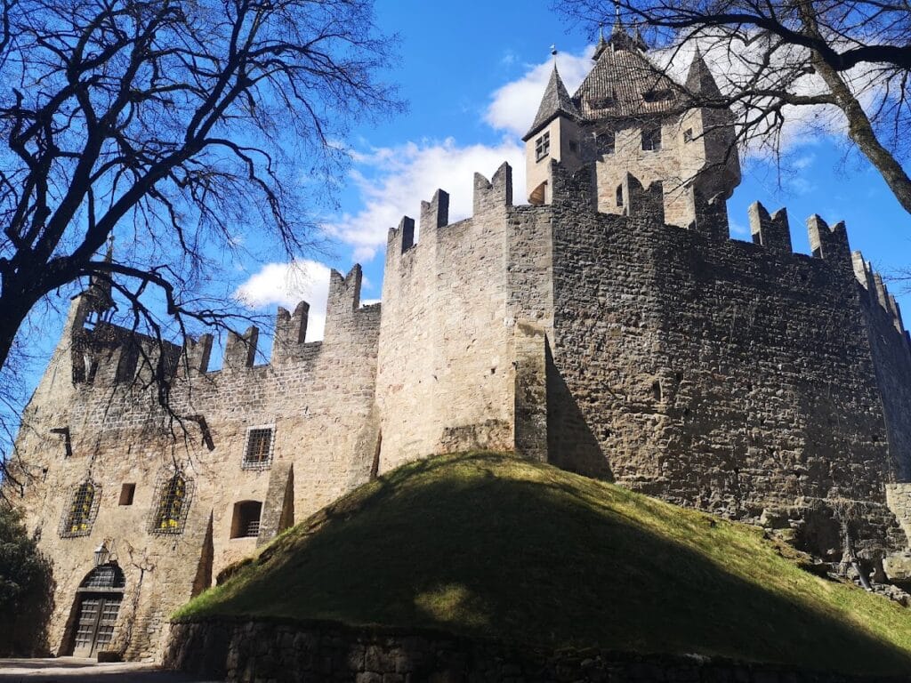 Enn Castle: A Medieval Hilltop Fortress in Italy 3 Enn Castle