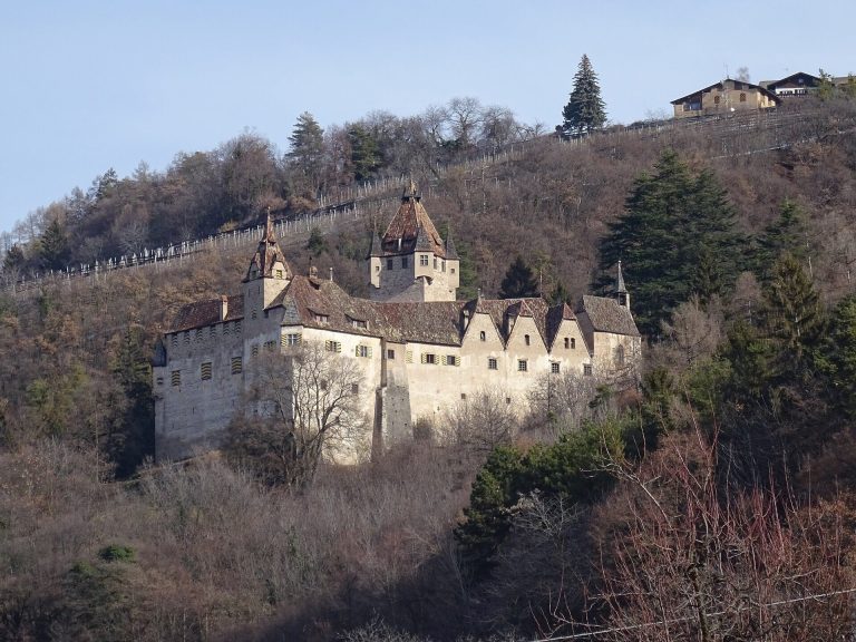 Enn Castle: A Medieval Hilltop Fortress in Italy