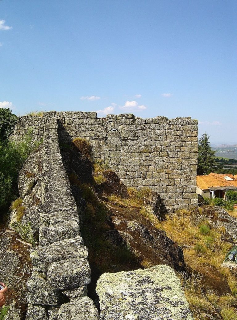 Castelo de Ranhados: A Medieval Mountain Fortification in Portugal