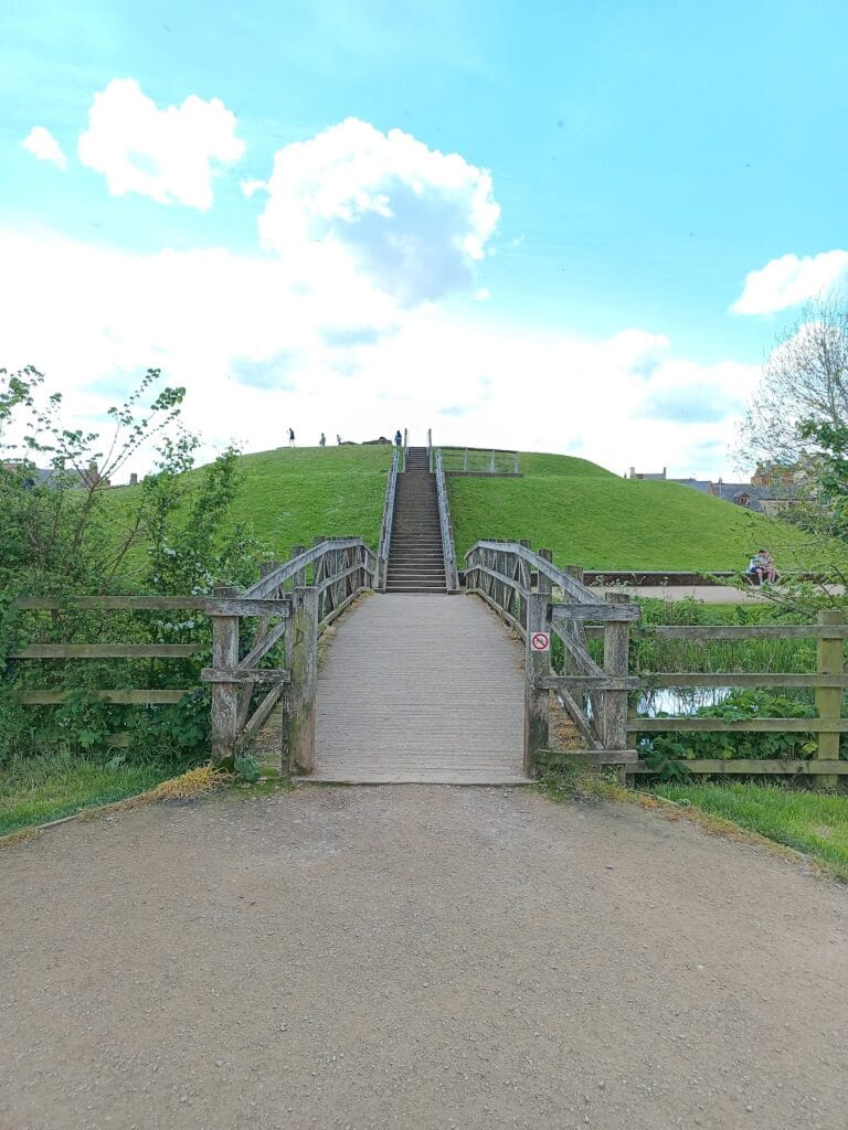 Bury Mount: A Norman Motte-and-Bailey Fortification in Towcester 2 Bury Mount