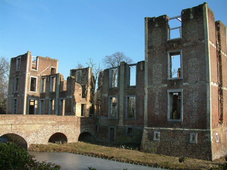 Castle Born: A Medieval Fortress and Seventeenth-Century Residence in the Netherlands