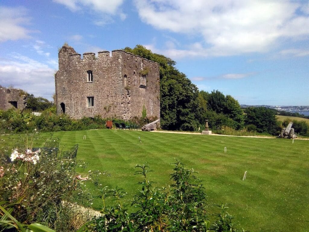 Trematon Castle: A Norman Motte-and-Bailey Stronghold in Cornwall 1 Trematon Castle
