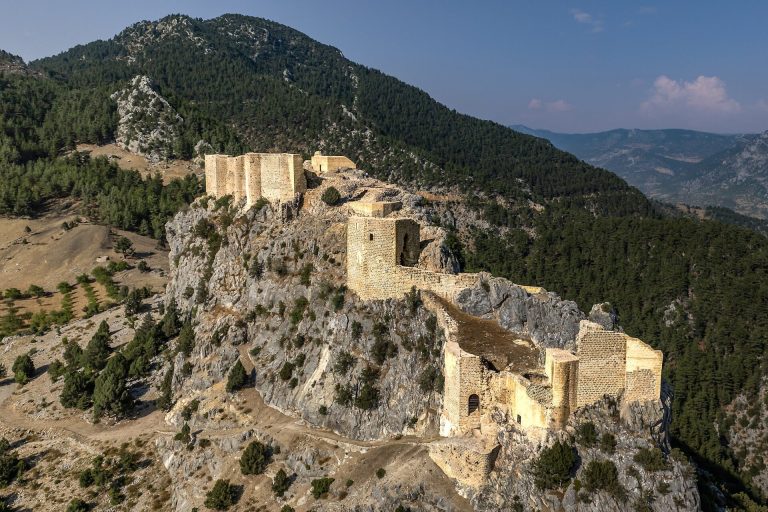 Feke Castle: A Byzantine and Armenian Stronghold in Türkiye
