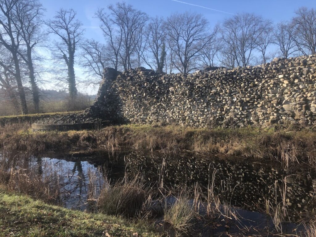 Rouelbeau Castle: A Medieval Fortress in Meinier, Switzerland 8 Rouelbeau Castle