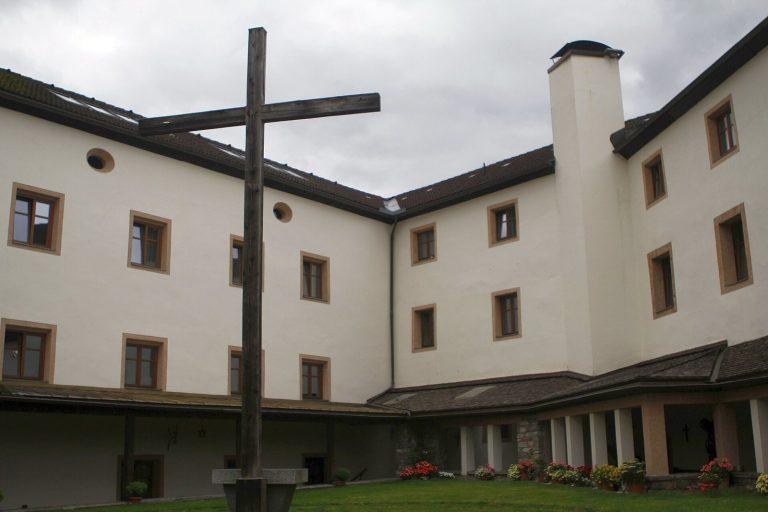 Schloss Petersberg: A Medieval Administrative Castle in Austria
