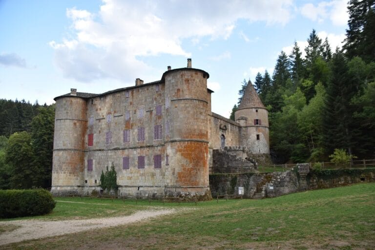 Château de Roquedols: A Historic Castle in Meyrueis, France