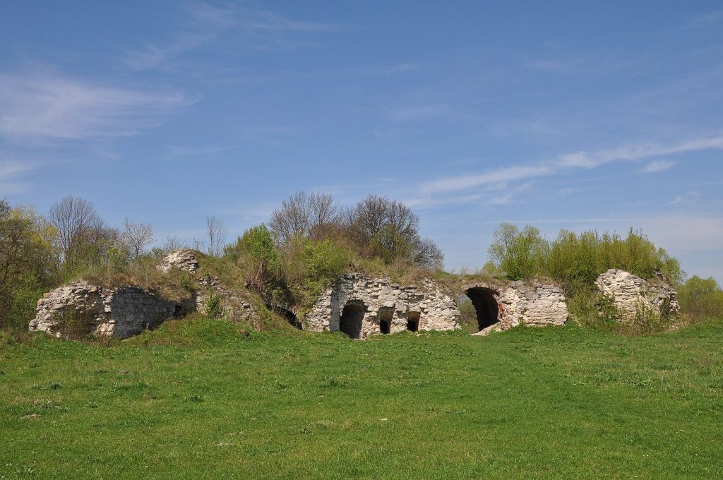 Zaliztsi Castle: A Ruined Defensive Stronghold in Ukraine 1 Zaliztsi Castle