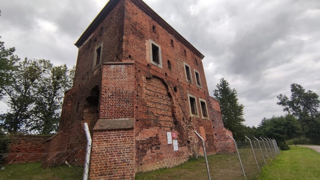 Gołańcz Castle: A Medieval Fortified Residence in Poland 1 Gołańcz Castle