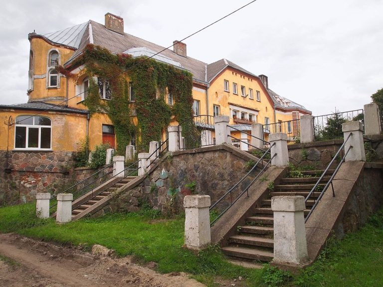 Lauken: A Teutonic Order Castle and Prussian Palace in Russia
